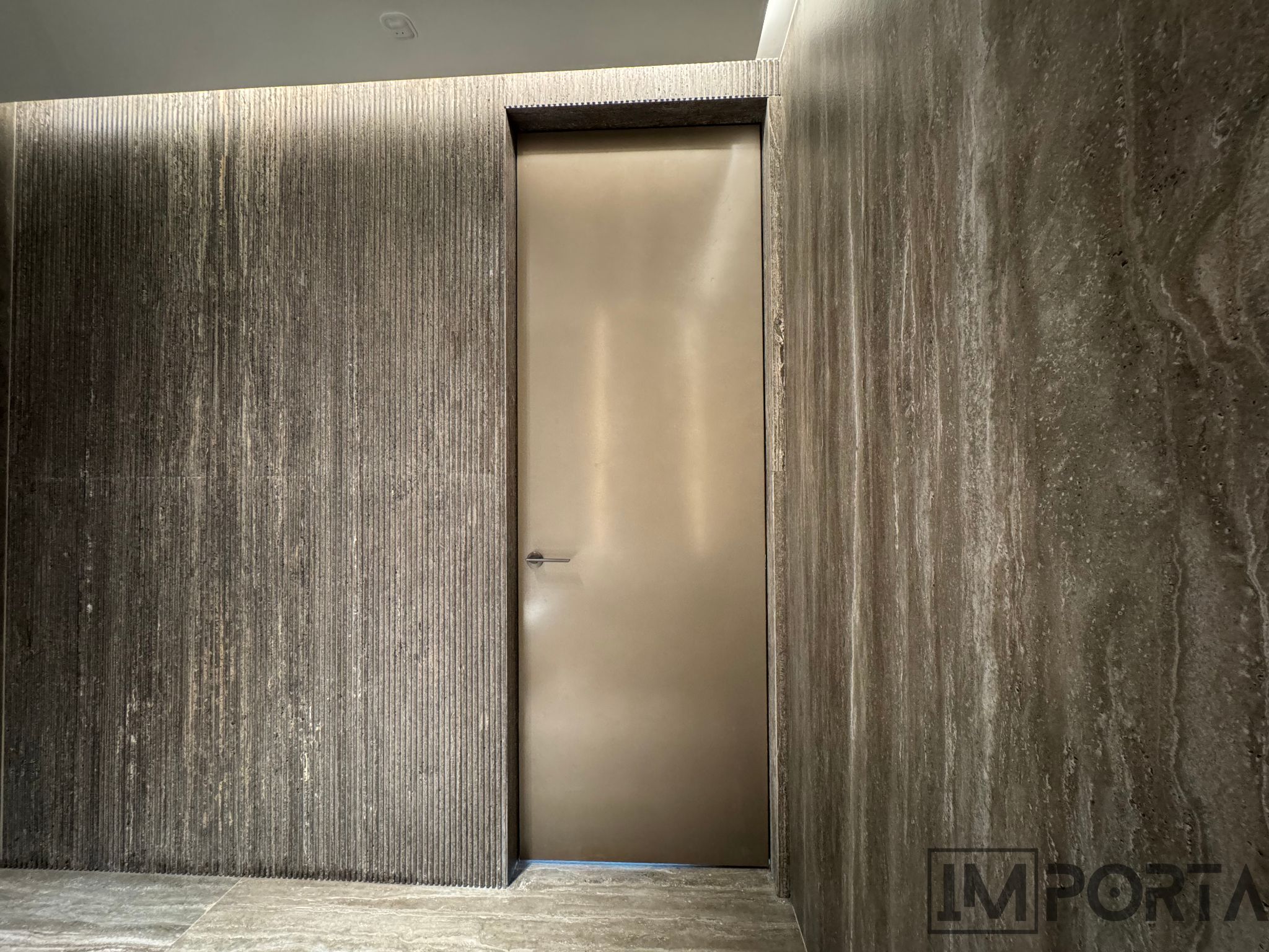Decorative Surface Doors with Timeless Gold Profiles