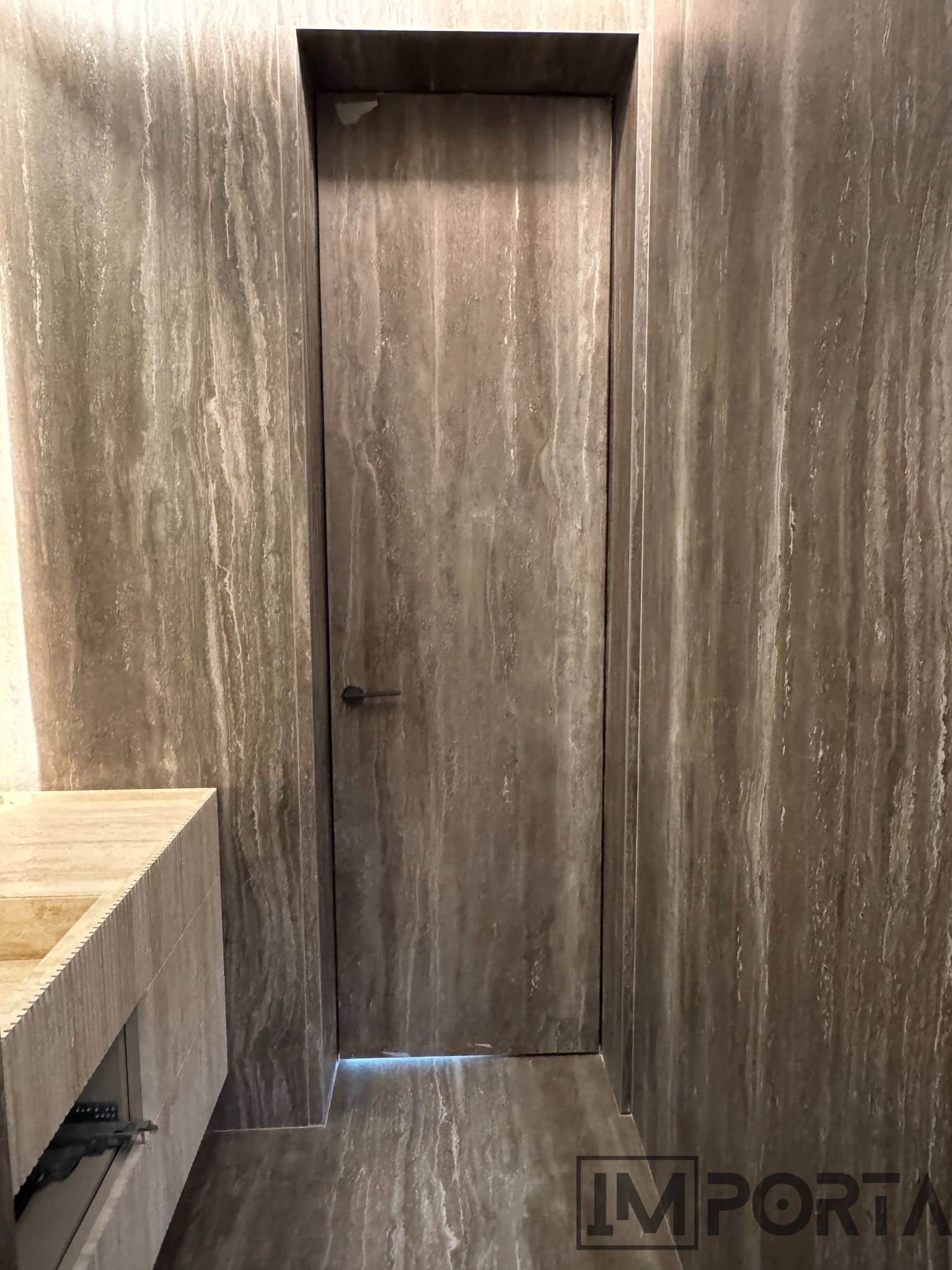 decorative-surface-door-with-gold-profile.jpg