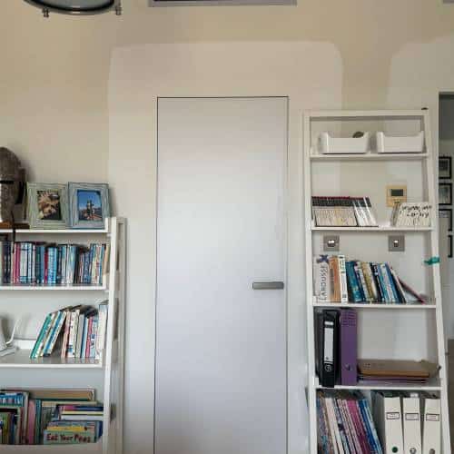 concealed primed door with flush handle