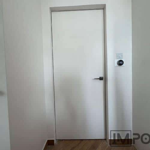 باب فاخر أبيض اللون من مادة HPL بإطار ذهبي