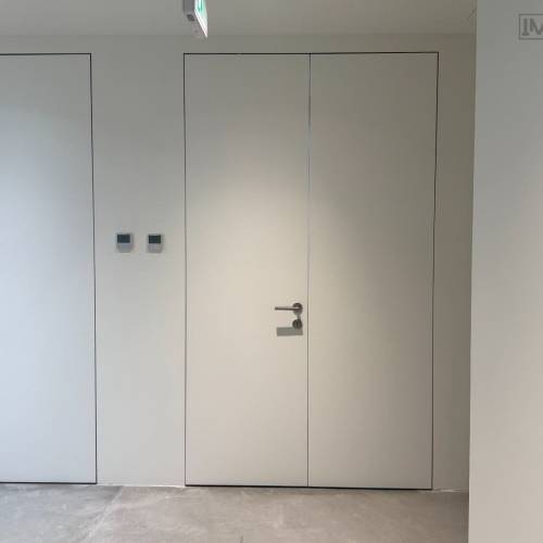 منزل سكني حديث ذو بابين مخفيين