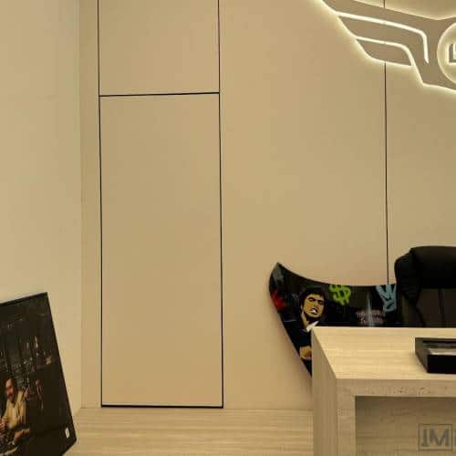 باب فاخر مغلف بطبقة HPL لمعارض السيارات المستوردة من دبي