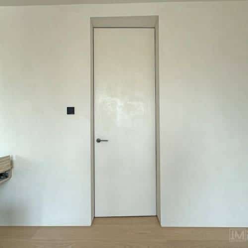 باب مخفي أبيض بتصميم بسيط من الترافرتين في دبي