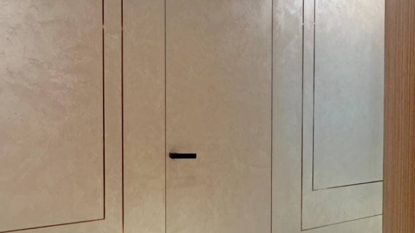 باب مخفي مطلي بالجص من نوع ترافرتيني فينيتا في الإمارات العربية المتحدة