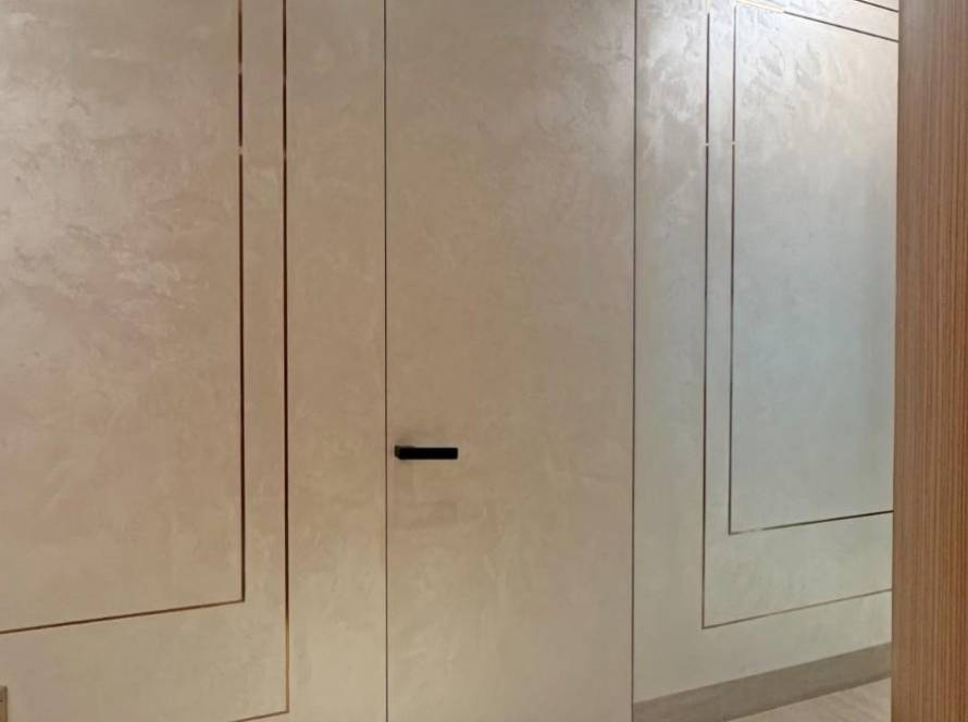 باب مخفي مطلي بالجص من نوع ترافرتيني فينيتا في الإمارات العربية المتحدة