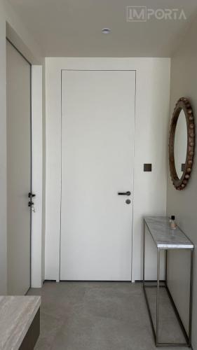 White_hidden_doors_for_apartment_Importa