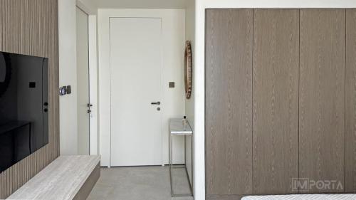White_secret_doors_for_apartment_Importa