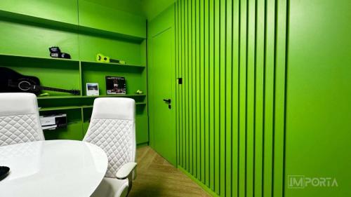 travertini green wall integrated concealed door